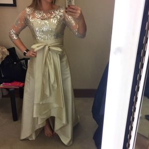 Adriana Papell NWT Gold, Flattering, Comfortable!